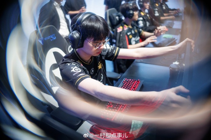 摄影师一村分享返图：Faker胜利后开心的笑了