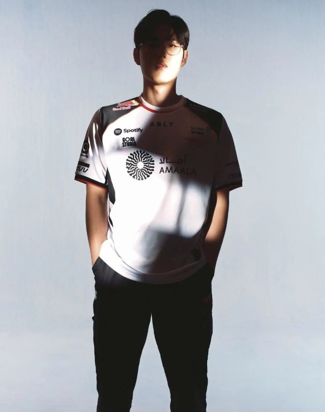 T1分享队员新赛季队服宣传照：展现选手独特的剪影和存在感